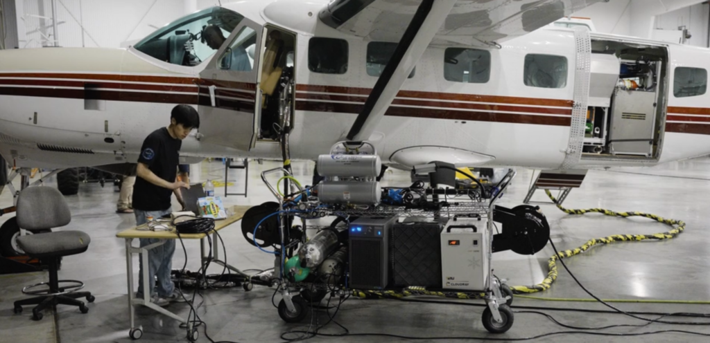 अवलोकन ऊर्जा सौर ऊर्जा को परिवर्तित करती है 1.5 10,000 फीट की ऊंचाई से जमीन पर प्रेषित, अगला कदम परिक्रमा कर रहे उपग्रहों को चुनौती देना है"><figcaption id="caption-attachment-455585" class="kmkert">स्रोत: अवलोकन ऊर्जा</figcaption></figure><p> </p><h3>लेजर मार्ग और लागत रणनीति</h3><p>मुख्यधारा के माइक्रोवेव समाधानों की तुलना में जिनके लिए कई वर्ग किलोमीटर की आवश्यकता होती है रेक्टेनास में, ओवरव्यू एनर्जी का सबसे बड़ा फायदा यह है कि "ग्राउंड सोलर रिसीविंग पैनल को दोबारा बनाने की जरूरत नहीं है।" </p><p>लेजर तरंगदैर्घ्य सूर्य के प्रकाश के करीब है और इसे मानक सिलिकॉन सब्सट्रेट्स द्वारा सीधे अवशोषित किया जा सकता है। कंपनी का अनुमान है कि दुनिया भर में सैकड़ों गीगावाट की स्थापना क्षमता वाले मौजूदा सौर सरणियों को लेजर से जोड़ने के बाद, दिन के समय रोशनी और रात के समय के लेजर एक दूसरे के पूरक होंगे, और इकाई पूंजी उपयोग दर लगभग 25% से बढ़कर लगभग 100% होने की उम्मीद है। </p><p>इस तरह की सोच ने ईक्यूटी फाउंडेशन और लोअरकार्बन कैपिटल को 20 मिलियन डॉलर के निवेश दौर में भाग लेने के लिए आकर्षित किया क्योंकि यह भूमि और बुनियादी ढांचे की भारी लागत से बचते हुए, अंतरिक्ष अंत और लॉन्च पर व्यय पर ध्यान केंद्रित करता है। </p><चित्रा आईडी=