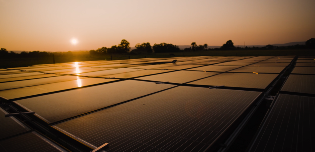 अवलोकन ऊर्जा सौर ऊर्जा को परिवर्तित करती है 1.5 10,000 फीट की ऊंचाई से जमीन पर प्रेषित, अगला कदम परिक्रमा कर रहे उपग्रहों को चुनौती देना है"><figcaption id="caption-attachment-455587" class="kmkert">अवलोकन ऊर्जा</figcaption></figure><h3>मौसम प्रतिबंध और तकनीकी जोखिम</h3><p>हालाँकि, जब निकट-अवरक्त किरणें घने बादलों या भारी बारिश का सामना करती हैं, क्षीणन तेजी से बढ़ेगा, और ट्रांसमिशन दक्षता शून्य तक गिर सकती है। इससे मूल रूप से सौर ऊर्जा की रुकावट को हल करने के लिए उपयोग की जाने वाली तकनीक को एक बार फिर जलवायु-प्रेरित आउटेज के जोखिम का सामना करना पड़ रहा है। </p><p>इसके अलावा, अब तक ओवरव्यू एनर्जी द्वारा प्रकट की गई जानकारी में केवल तात्कालिक आउटपुट के "कई किलोवाट" का उल्लेख है, जो एंड-टू-एंड दक्षता, अशांति में प्रकाश किरणों के घबराहट नियंत्रण और उच्च-आवृत्ति सुरक्षा शटडाउन तंत्र के संदर्भ में अंतराल छोड़ देता है। एक स्टार्ट-अप के लिए जो 2028 में कम-कक्षा उपग्रह लॉन्च करने और 2030 में वाणिज्यिक बिजली आपूर्ति शुरू करने की योजना बना रहा है, ये भौतिक और इंजीनियरिंग मुद्दे सीधे पूंजी आवश्यकताओं और बड़े पैमाने पर उत्पादन कार्यक्रम को प्रभावित करेंगे। </p><h3>अगला पड़ाव: अंतरिक्ष और बाज़ार सत्यापन</h3><p>अमेरिकी सरकारी एजेंसियां भी व्यवहार्यता पर नज़र रख रही हैं। डिफेंस एडवांस्ड रिसर्च प्रोजेक्ट्स एजेंसी (DARPA) ने इस गर्मी में दोहरे उपयोग की क्षमता का प्रदर्शन करते हुए 8.5 किलोमीटर की सतह से सतह पर लेजर ट्रांसमिशन प्रदर्शन पूरा किया। साथ ही, चीन ने बड़े पैमाने पर राष्ट्रीय बुनियादी ढांचे के निर्माण की दिशा में आगे बढ़ते हुए, 36,000 किलोमीटर की भूस्थैतिक कक्षा में बड़े पैमाने पर माइक्रोवेव पावर स्टेशन बनाने का विकल्प चुना है। </p><p>ये दो रणनीतियाँ इंटरनेट युग में कंसोल और पर्सनल कंप्यूटर के बीच की लड़ाई की तरह हैं: क्या हमें हर मौसम में बिजली आपूर्ति के एक बिंदु का पीछा करना चाहिए, या क्या हमें एक विकेन्द्रीकृत, छोटी और तेजी से चलने वाली ऑप्टिकल प्रणाली के साथ आगे बढ़ना चाहिए? इस स्तर पर बाजार के लिए निष्कर्ष निकालना अभी भी मुश्किल है। </p><p>लेकिन ओवरव्यू एनर्जी का प्रयोग कम से कम एक बात साबित करता है: अंतरिक्ष बिजली उत्पादन के लिए उन विशाल बिजली स्टेशनों के लिए इंतजार नहीं करना पड़ता है जो अंतिम रूप से दूर हैं, और जमीनी संपत्तियों के साथ एकीकृत करने के रास्ते पहले से ही मौजूद हैं। यदि यह बाद में बदलते माहौल में स्थिरता बनाए रख सकता है और साबित कर सकता है कि अकेले स्पष्ट रातें सकारात्मक नकदी प्रवाह ला सकती हैं, तो दुनिया के उपकरणों में प्रत्येक सिलिकॉन चिप का पुनर्मूल्यांकन किया जा सकता है। </p><blockquote><p>क्या यह बादलों को भेद सकता है और निवेशकों का संदेह यह निर्धारित करेगा कि क्या यह लेजर लाइट वास्तव में 24 घंटों के भीतर नवीकरणीय ऊर्जा बाजार में एक नया अध्याय खोल सकती है। </p></blockquote>